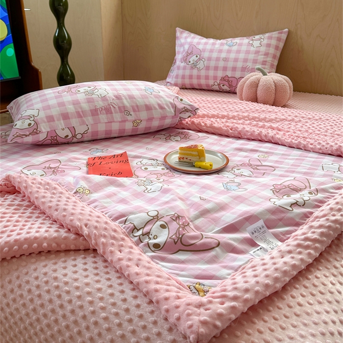 91家纺网 家纺一手货源 找家纺 大彩 2024新款全棉豆豆绒大豆夏凉被 粉格美乐蒂