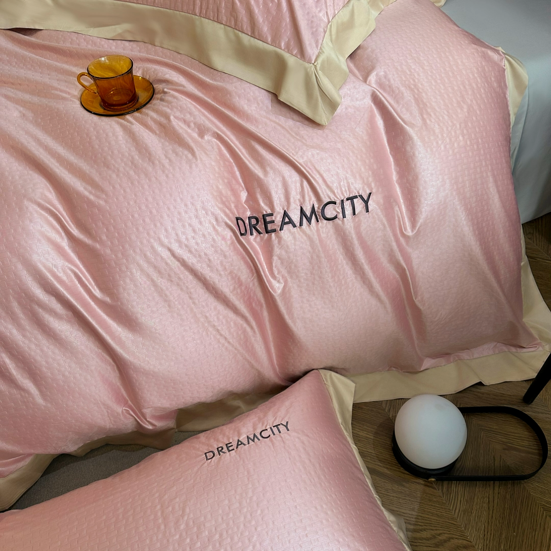 91家纺网 家纺一手货源 找家纺 古吉梦 2024新款水洗真丝提花四件套--迪梦  豆沙+山灰