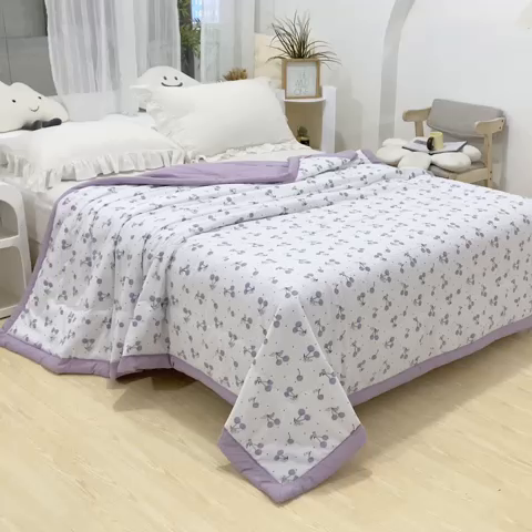 91家纺网 家纺一手货源 找家纺 伊婷人家纺 2024新款泡泡棉印花透气爽肤被 樱桃紫