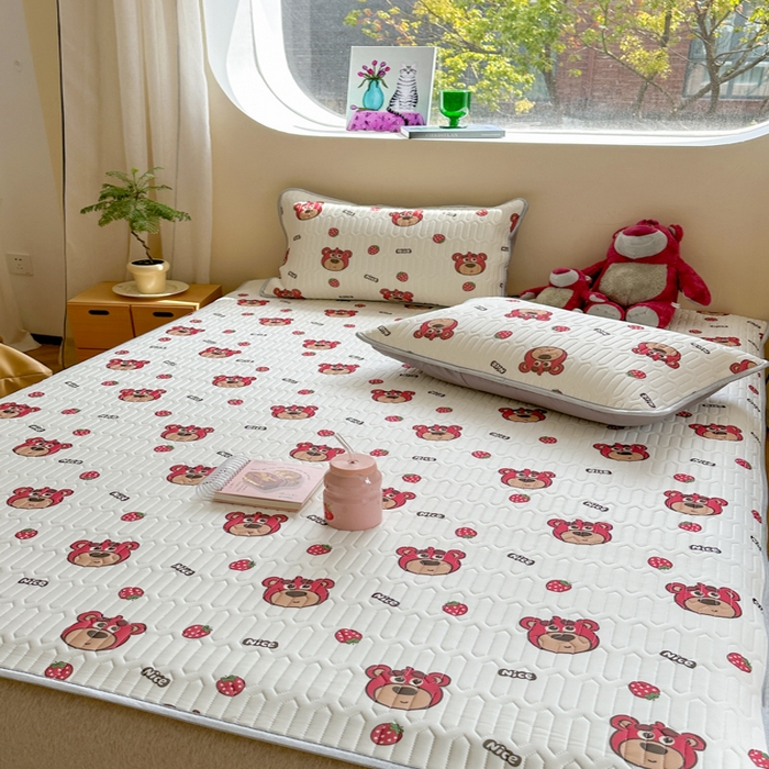 91家纺网 家纺一手货源 找家纺 慕尚家纺 2025新款凉感丝印花乳胶凉席 草莓小熊