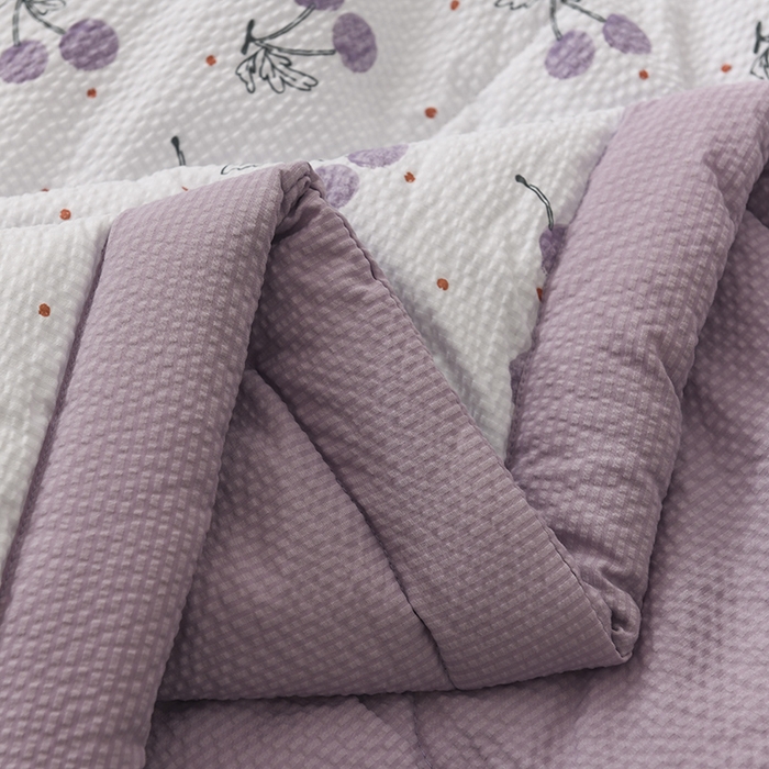 91家纺网 家纺一手货源 找家纺 伊婷人家纺 2024新款泡泡棉印花透气爽肤被 樱桃紫