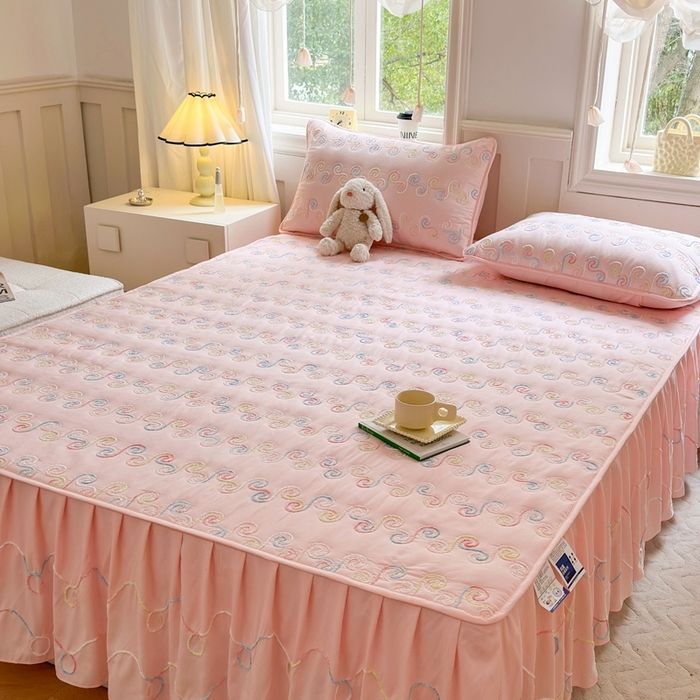 91家纺网 家纺一手货源 找家纺 尊康家纺（原磊科） 2024新款亲肤奶昔棉夹棉床裙-洛可可 洛可可-黛粉