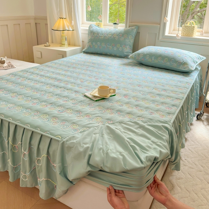 91家纺网 家纺一手货源 找家纺 尊康家纺（原磊科） 2024新款亲肤奶昔棉夹棉床裙-洛可可 洛可可-水波绿