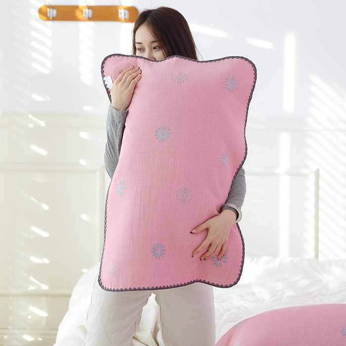 91家纺网 家纺一手货源 找家纺 朴尔毛巾被2024年新品柔绵绵风贝壳针复合工艺六层纱布枕巾 风中雏菊-粉枕巾52*78cm