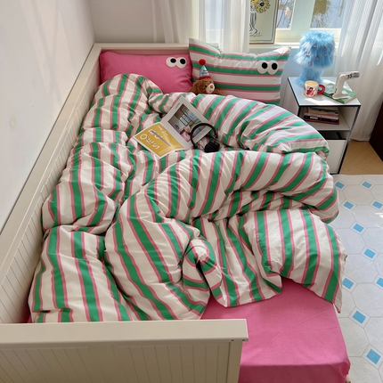 91家纺网 家纺一手货源 找家纺 红嘴企鹅2025新款多巴胺全棉四件套-显眼条纹系列 多巴胺-玫红绿
