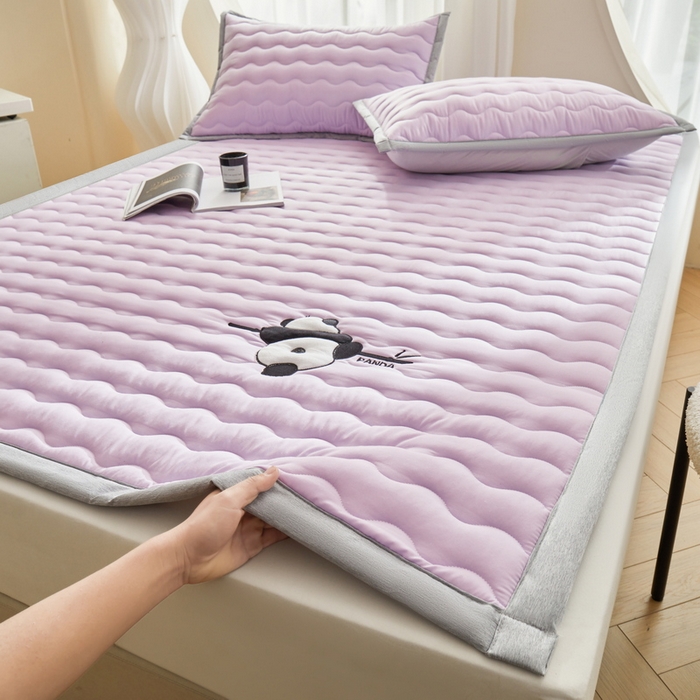 91家纺网 家纺一手货源 找家纺 LIFE.丽芙 2024新款素色刺绣宽包边大豆夹棉软床垫-四季款-panda系列 panda-优雅紫