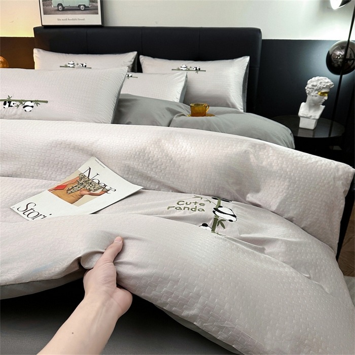 91家纺网 家纺一手货源 找家纺 古吉梦 2024新款水洗真丝提花四件套--熊猫 山灰+中灰