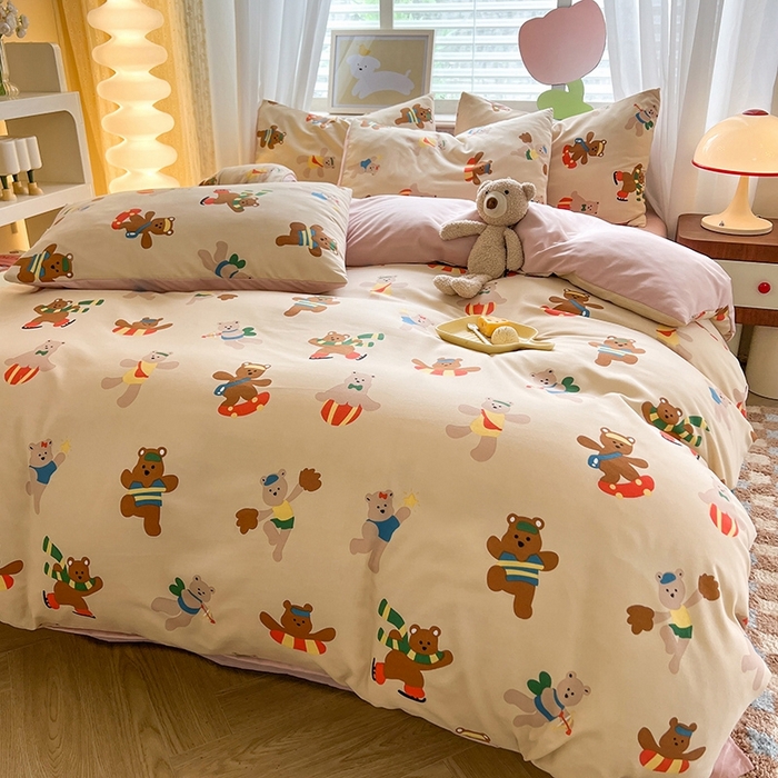 91家纺网 家纺一手货源 找家纺 妖妖家纺 2024新款超柔软糯水洗云朵棉印花四季款四件套 滑板小熊