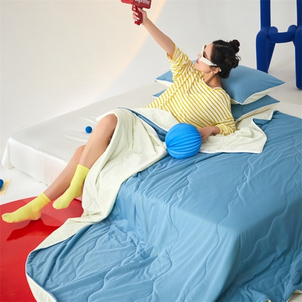 91家纺网 家纺一手货源 找家纺 头等舱 2025新款凉感针织西瓜冰激凌大豆抗菌夏被（模特图） 星空蓝配米黄