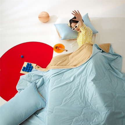 91家纺网 家纺一手货源 找家纺 头等舱 2025新款凉感针织西瓜冰激凌大豆抗菌夏被（模特图） 浅蓝配卡其