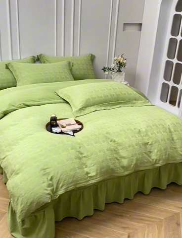 91家纺网 家纺一手货源 找家纺 金艾草 2024新款水洗全棉浮雕提花床盖四件套 片叶情-豆绿