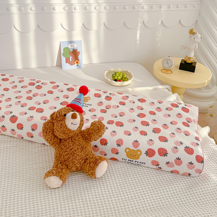 91家纺网 家纺一手货源 找家纺 良佐生活 2024新款全棉贡缎双人乳胶枕枕套 草莓满满