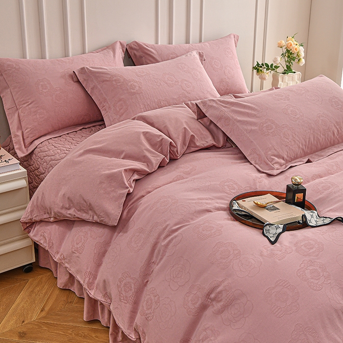91家纺网 家纺一手货源 找家纺 金艾草 2024新款水洗全棉浮雕提花床盖四件套 轻颜-珊瑚粉