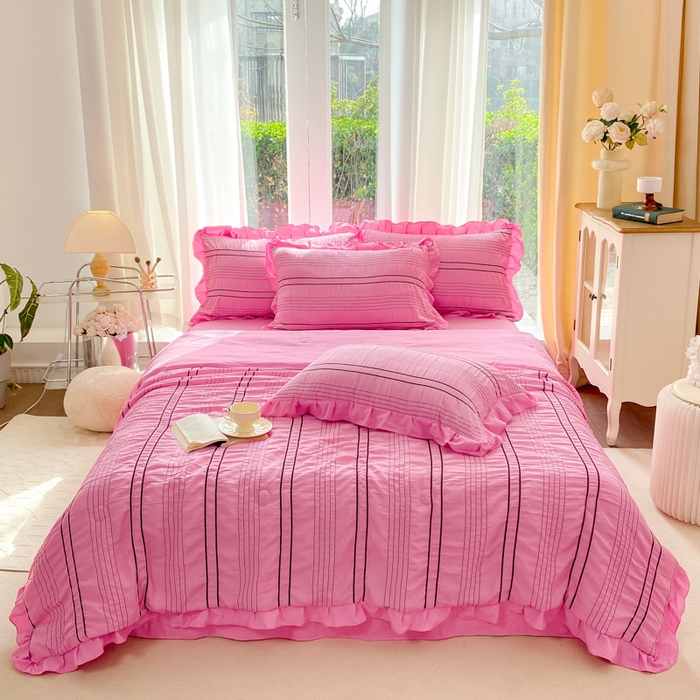 91家纺网 家纺一手货源 找家纺 梦莱斯 2024新款韩版条纹泡泡纱夏被四件套 条纹泡泡纱-西瓜红