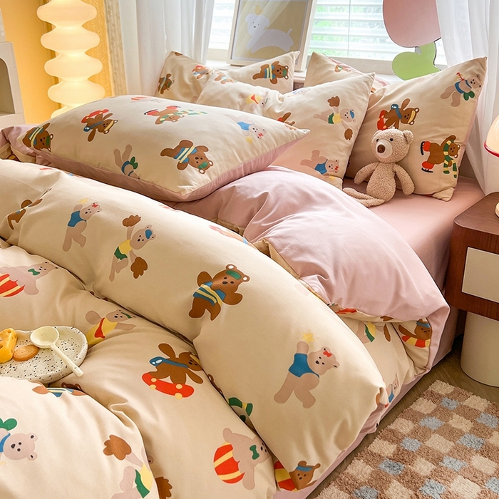 91家纺网 家纺一手货源 找家纺 妖妖家纺 2024新款超柔软糯水洗云朵棉印花四季款四件套 滑板小熊