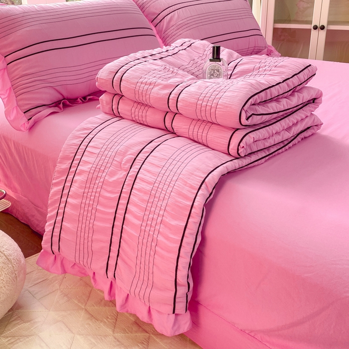 91家纺网 家纺一手货源 找家纺 梦莱斯 2024新款韩版条纹泡泡纱夏被四件套 条纹泡泡纱-西瓜红