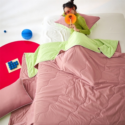 91家纺网 家纺一手货源 找家纺 （总）头等舱 2025新款凉感针织西瓜冰激凌大豆抗菌夏被（模特图）