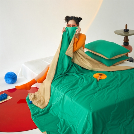 91家纺网 家纺一手货源 找家纺 头等舱 2025新款凉感针织西瓜冰激凌大豆抗菌夏被（模特图） 宝石绿配卡其
