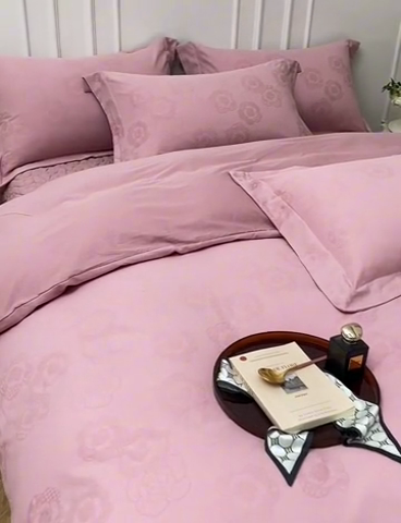 91家纺网 家纺一手货源 找家纺 金艾草 2024新款水洗全棉浮雕提花床盖四件套 轻颜-珊瑚粉