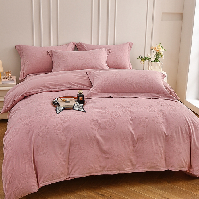 91家纺网 家纺一手货源 找家纺 金艾草 2024新款水洗全棉浮雕提花床盖四件套 轻颜-珊瑚粉
