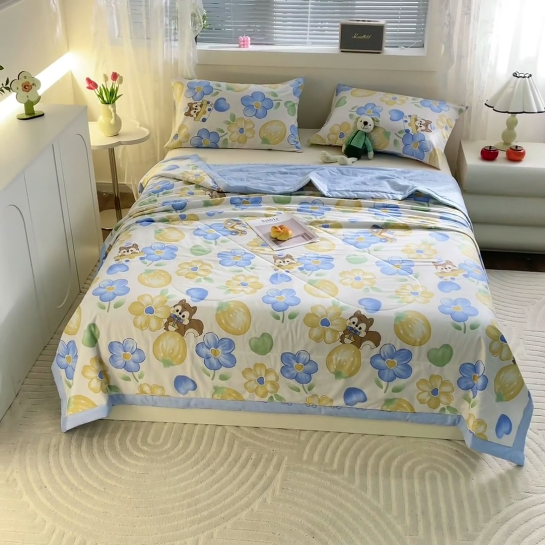 91家纺网 家纺一手货源 找家纺 金柚子2024新款全棉印花夏凉被 俏皮松鼠-蓝