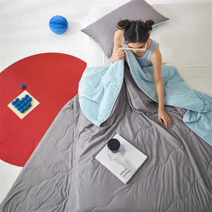 91家纺网 家纺一手货源 找家纺 头等舱 2025新款凉感针织西瓜冰激凌大豆抗菌夏被（模特图） 气质灰配浅蓝