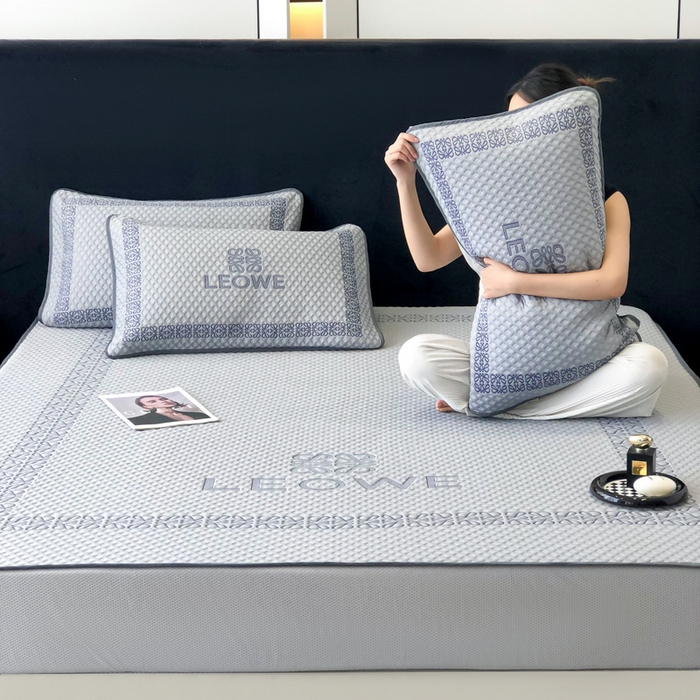 91家纺网 家纺一手货源 找家纺 首尔家纺 2024新款凉豆豆凉席床笠凉感丝凉席大版系列 伊薇-高级灰