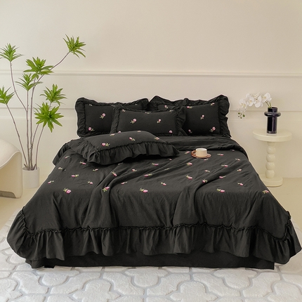 91家纺网 家纺一手货源 找家纺 逸尚阁 2025新款水洗磨毛刺绣花边夏被四件套-初荷 初荷-黑玫瑰