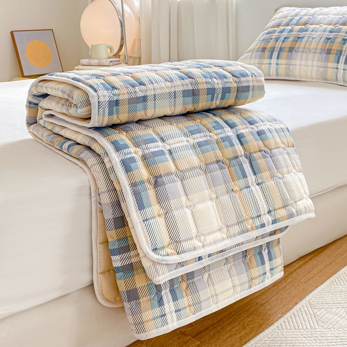 91家纺网 家纺一手货源 找家纺 萌飞2024新款全棉新疆棉花夹棉床垫加厚床褥垫被三件套印花 悠闲格调-浅咖