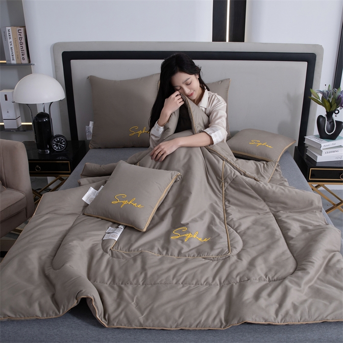 91家纺网 家纺一手货源 找家纺 照世家纺 2024新款时尚简约抗菌棉抱枕被 咖色