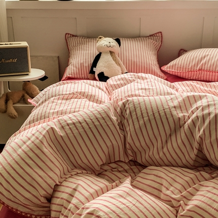 91家纺网 家纺一手货源 找家纺 莱茵家居 2024新款A类多巴胺撞色全棉水洗棉四件套 蜜桃粉细条