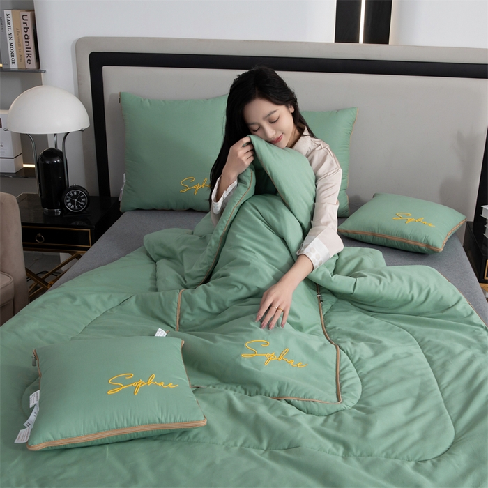 91家纺网 家纺一手货源 找家纺 照世家纺 2024新款时尚简约抗菌棉抱枕被 橄榄绿