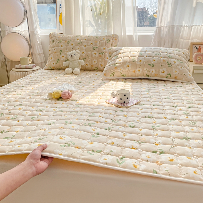 91家纺网 家纺一手货源 找家纺 萌飞2024新款全棉新疆棉花夹棉床垫加厚床褥垫被三件套印花 伊莲恩-咖