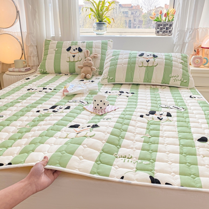 91家纺网 家纺一手货源 找家纺 萌飞2024新款全棉新疆棉花夹棉床垫加厚床褥垫被三件套印花 奶油狗-绿