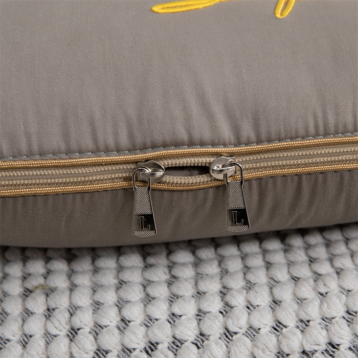 91家纺网 家纺一手货源 找家纺 照世家纺 2024新款时尚简约抗菌棉抱枕被 咖色