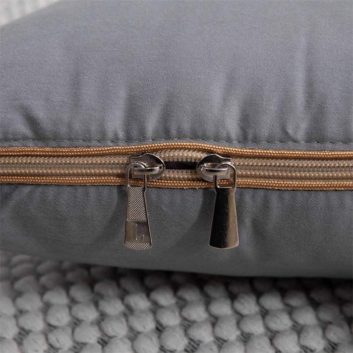 91家纺网 家纺一手货源 找家纺 照世家纺 2024新款时尚简约抗菌棉抱枕被 浅灰