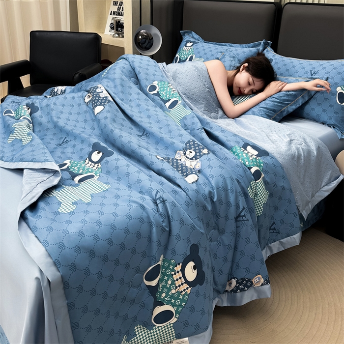 91家纺网 家纺一手货源 找家纺 满羽家纺 2024热款冰丝绸冰豆豆被夏被四件套凉感空调被 呆呆熊蓝