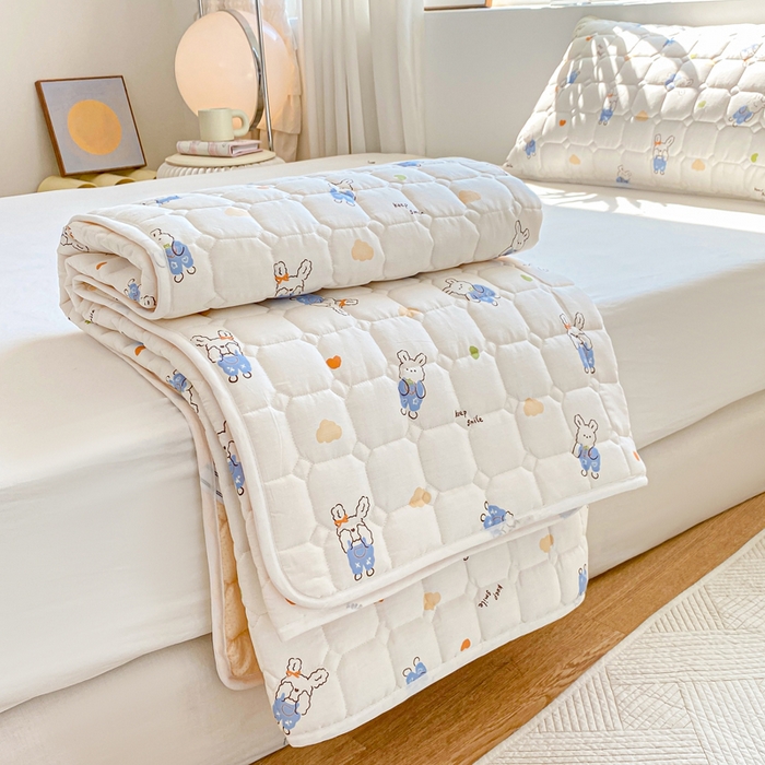 91家纺网 家纺一手货源 找家纺 萌飞2024新款全棉新疆棉花夹棉床垫加厚床褥垫被三件套印花 奈思兔