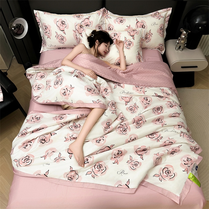 91家纺网 家纺一手货源 找家纺 满羽家纺 2024热款冰丝绸冰豆豆被夏被四件套凉感空调被 浅忆浅粉