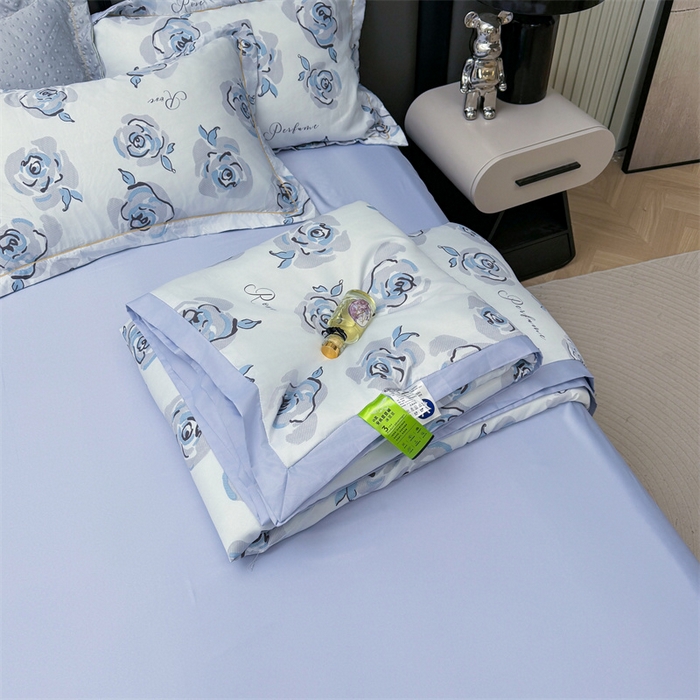 91家纺网 家纺一手货源 找家纺 满羽家纺 2024热款冰丝绸冰豆豆被夏被四件套凉感空调被 浅艺 浅兰