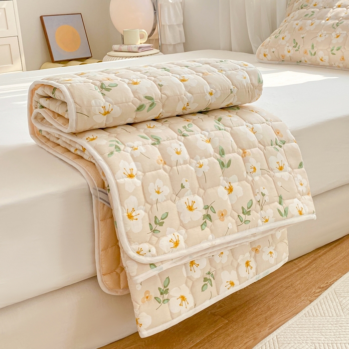 91家纺网 家纺一手货源 找家纺 萌飞2024新款全棉新疆棉花夹棉床垫加厚床褥垫被三件套印花 伊莲恩-咖