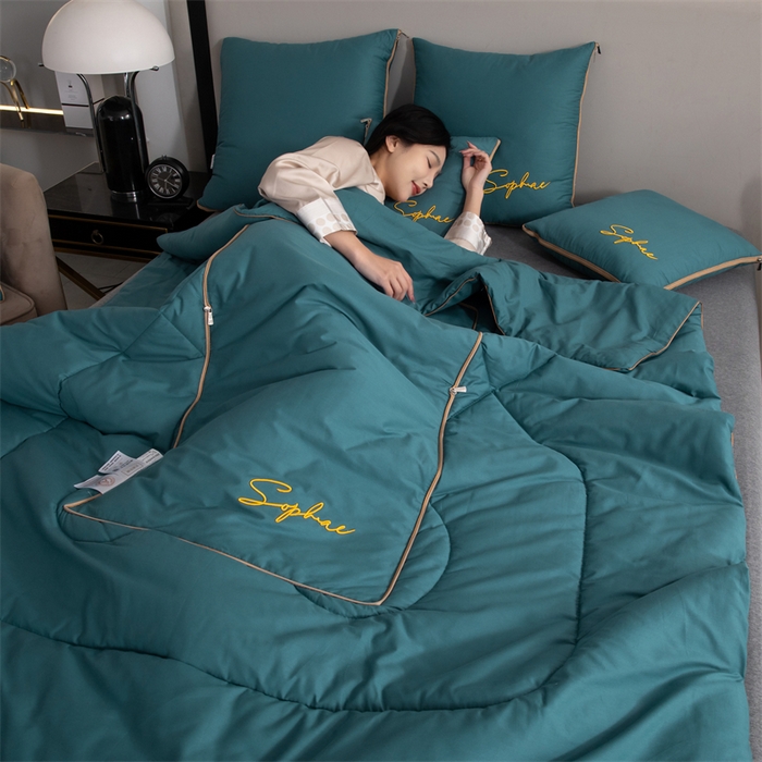 91家纺网 家纺一手货源 找家纺 照世家纺 2024新款时尚简约抗菌棉抱枕被 湖蓝