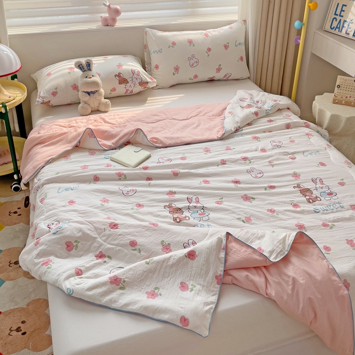 91家纺网 家纺一手货源 找家纺 海岛哥哥 2024新款水洗双层纱超柔单夏被嵌绳款 粉花兔