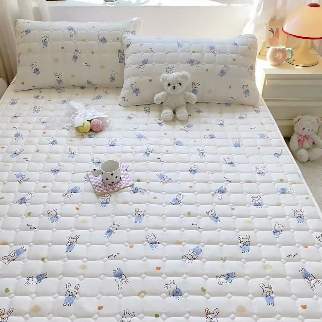 91家纺网 家纺一手货源 找家纺 萌飞2024新款全棉新疆棉花夹棉床垫加厚床褥垫被三件套印花 奈思兔