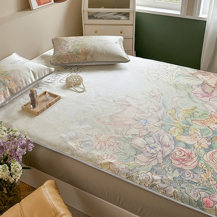 91家纺网 家纺一手货源 找家纺 萝莉家纺 2024新款大版冰丝凉席床席床笠款 小猫咪的花园-床笠款