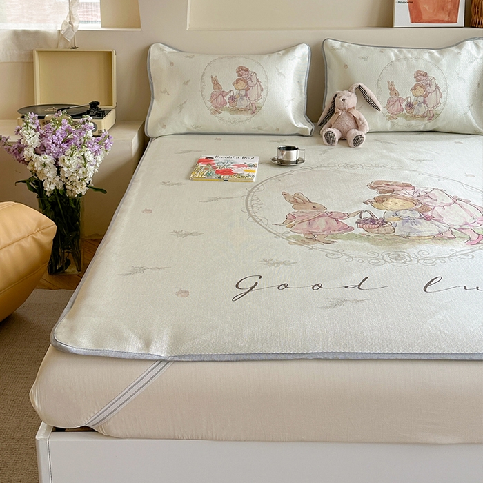 91家纺网 家纺一手货源 找家纺 萝莉家纺 2024新款大版冰丝凉席床席床笠款 去摘蓝莓吧-平席款 