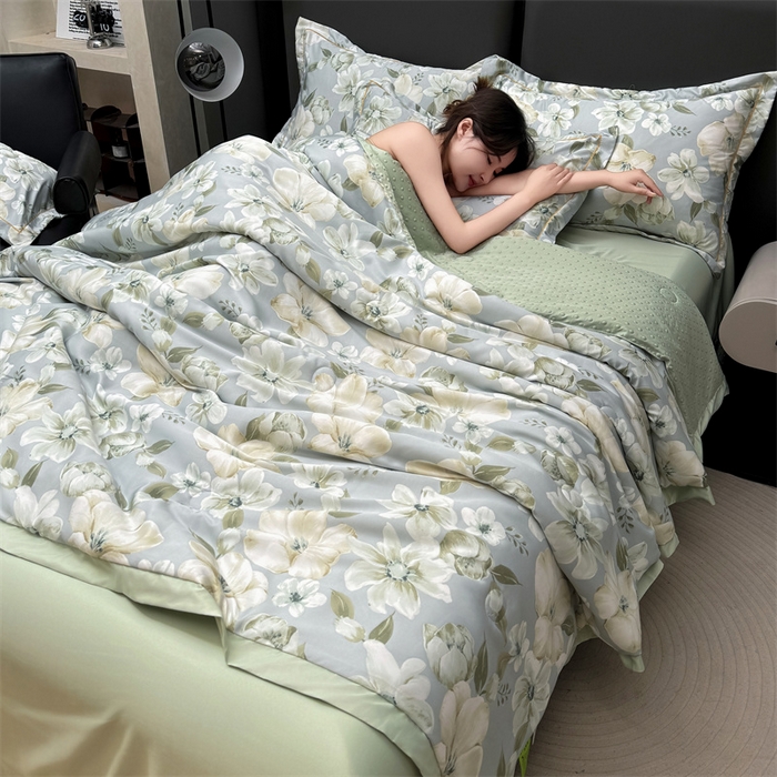 91家纺网 家纺一手货源 找家纺 满羽家纺 2024热款冰丝绸冰豆豆被夏被四件套凉感空调被 馨语浅绿