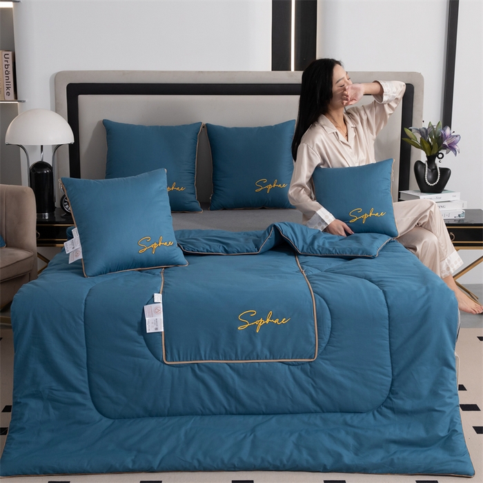 91家纺网 家纺一手货源 找家纺 照世家纺 2024新款时尚简约抗菌棉抱枕被 孔雀蓝