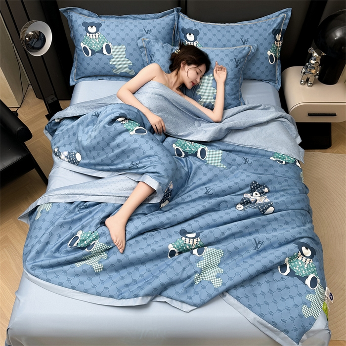 91家纺网 家纺一手货源 找家纺 满羽家纺 2024热款冰丝绸冰豆豆被夏被四件套凉感空调被 呆呆熊蓝