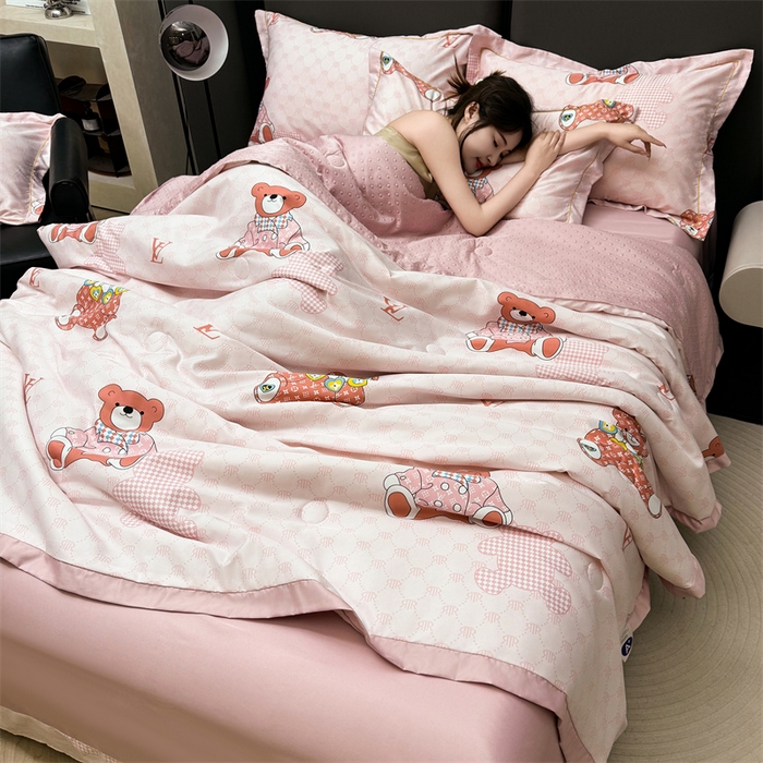 91家纺网 家纺一手货源 找家纺 满羽家纺 2024热款冰丝绸冰豆豆被夏被四件套凉感空调被 呆呆熊 粉